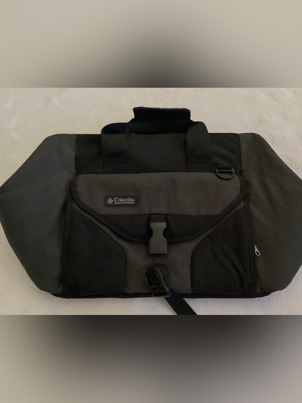 Columbia Seascape Gatemouth Travel Gray Black Shoulder Weekend Duffle Bag